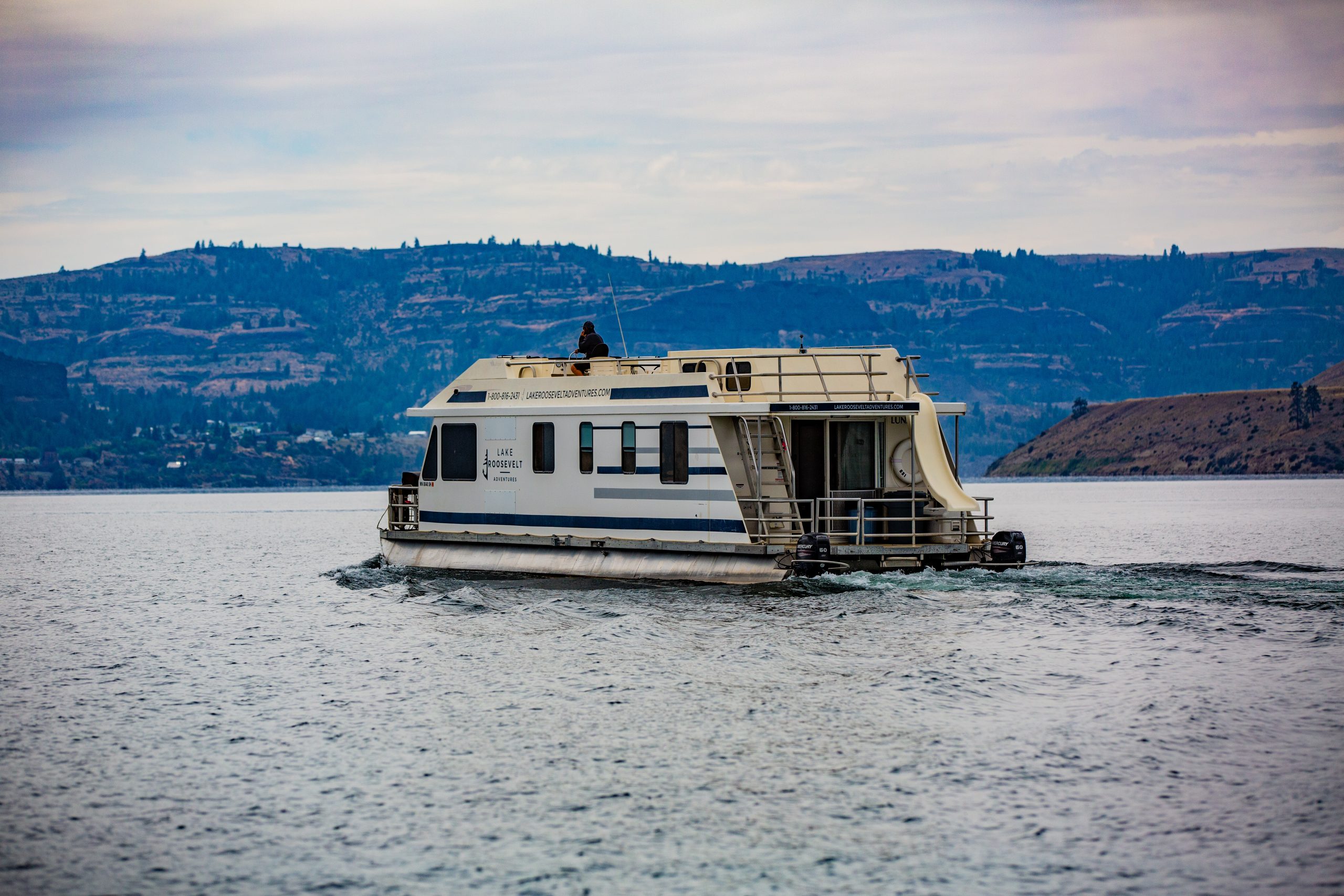 Luna Class Houseboat